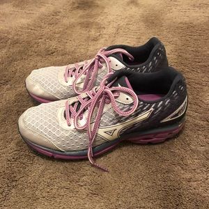 Mizuno Wave Rider 19 women’s sneakers